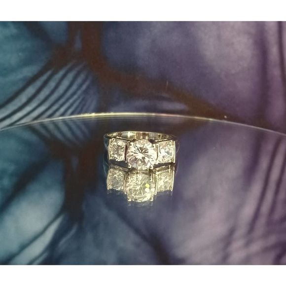 Swarovski Elements - Size 8 - Silver tone ring as pictured - Picture 6 of 9